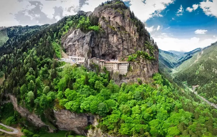 Sümela Manastırı’nın Altındere Vadisi’ndeki sarp kayalıklara kurulmuş dış cephe manzarası. Trabzon’un en ünlü tarihi yapısını çevreleyen ormanlar ve vadinin panoramik görünümü.
